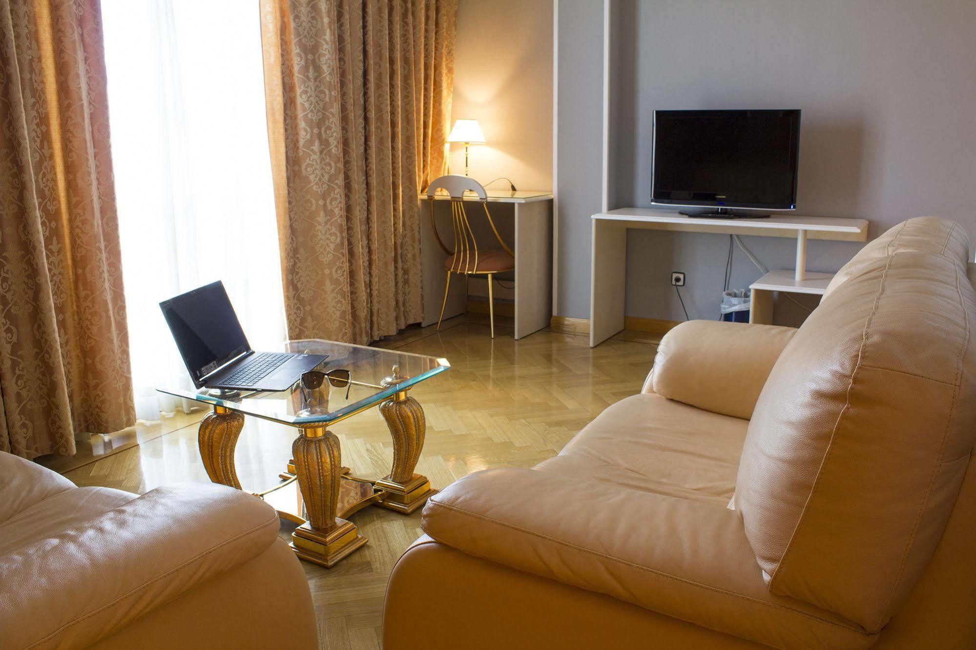 Hotel Checkin Madrid Parla Extérieur photo